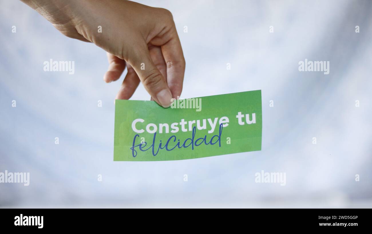 Visionboard mit Zeitschriftenausschnitten erstellen Stockfoto