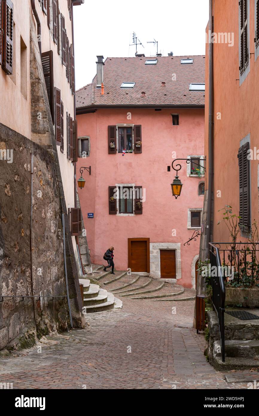 Annecy, Frankreich - 29. Januar 2022: Malerischer Blick auf die wunderschönen historischen Gebäude in der Altstadt von Annecy, Rhone-Alpes, Frankreich. Stockfoto