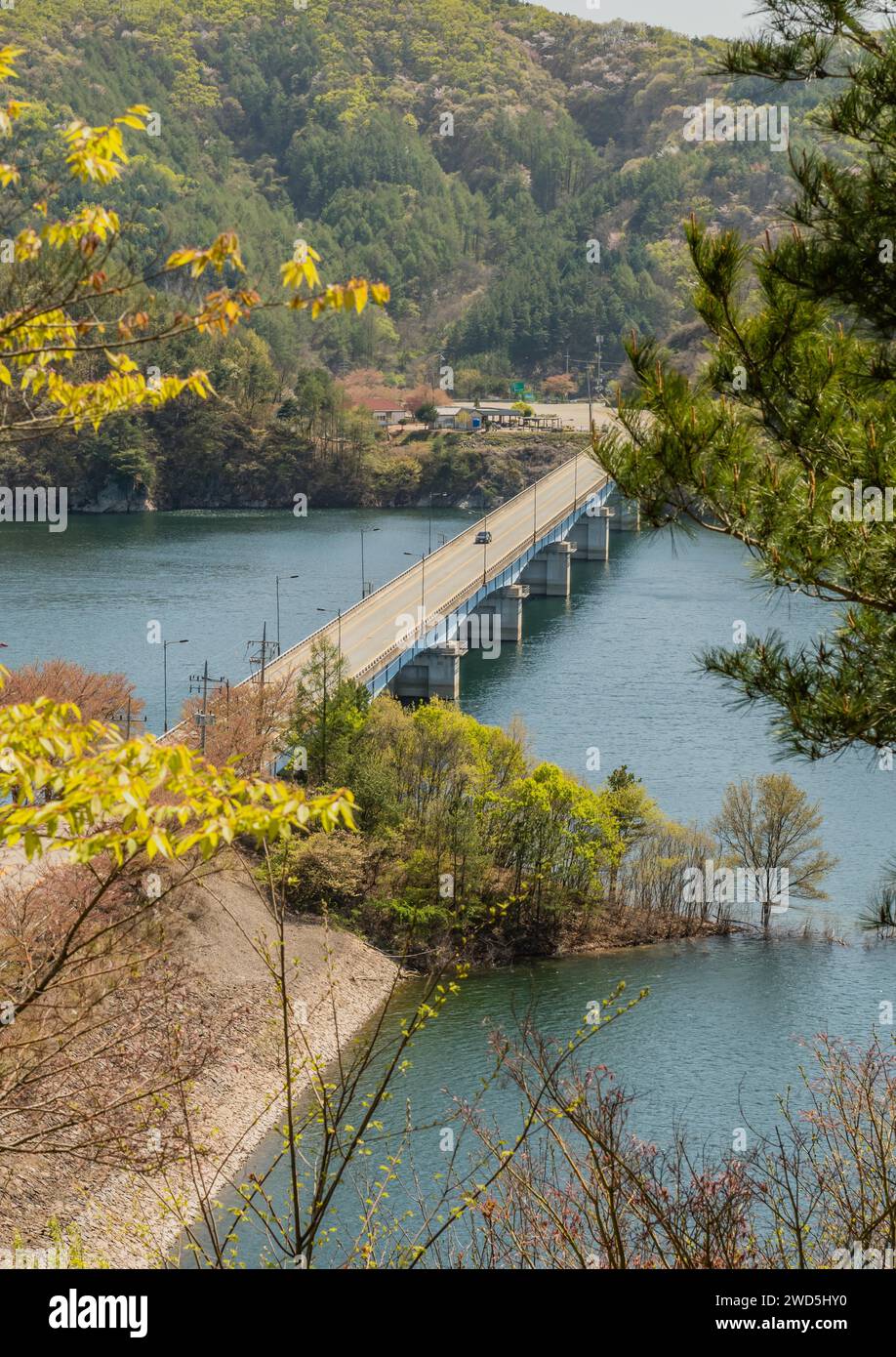 Aus der Vogelperspektive eines Autos, das die Brücke über den Fluss überquert, an einem schönen Frühlingstag, Südkorea, Südkorea Stockfoto