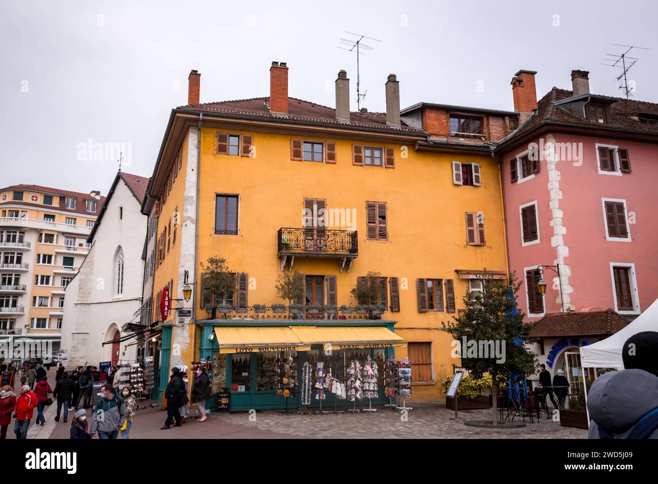 Annecy, Frankreich - 29. Januar 2022: Malerischer Blick auf die wunderschönen historischen Gebäude in der Altstadt von Annecy, Rhone-Alpes, Frankreich. Stockfoto