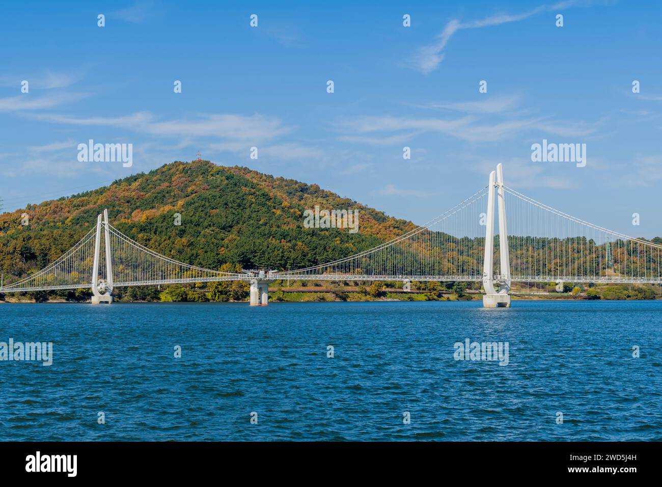 Weiße Hängebrücke über den See mit Berg im Hintergrund, Südkorea, Südkorea Stockfoto