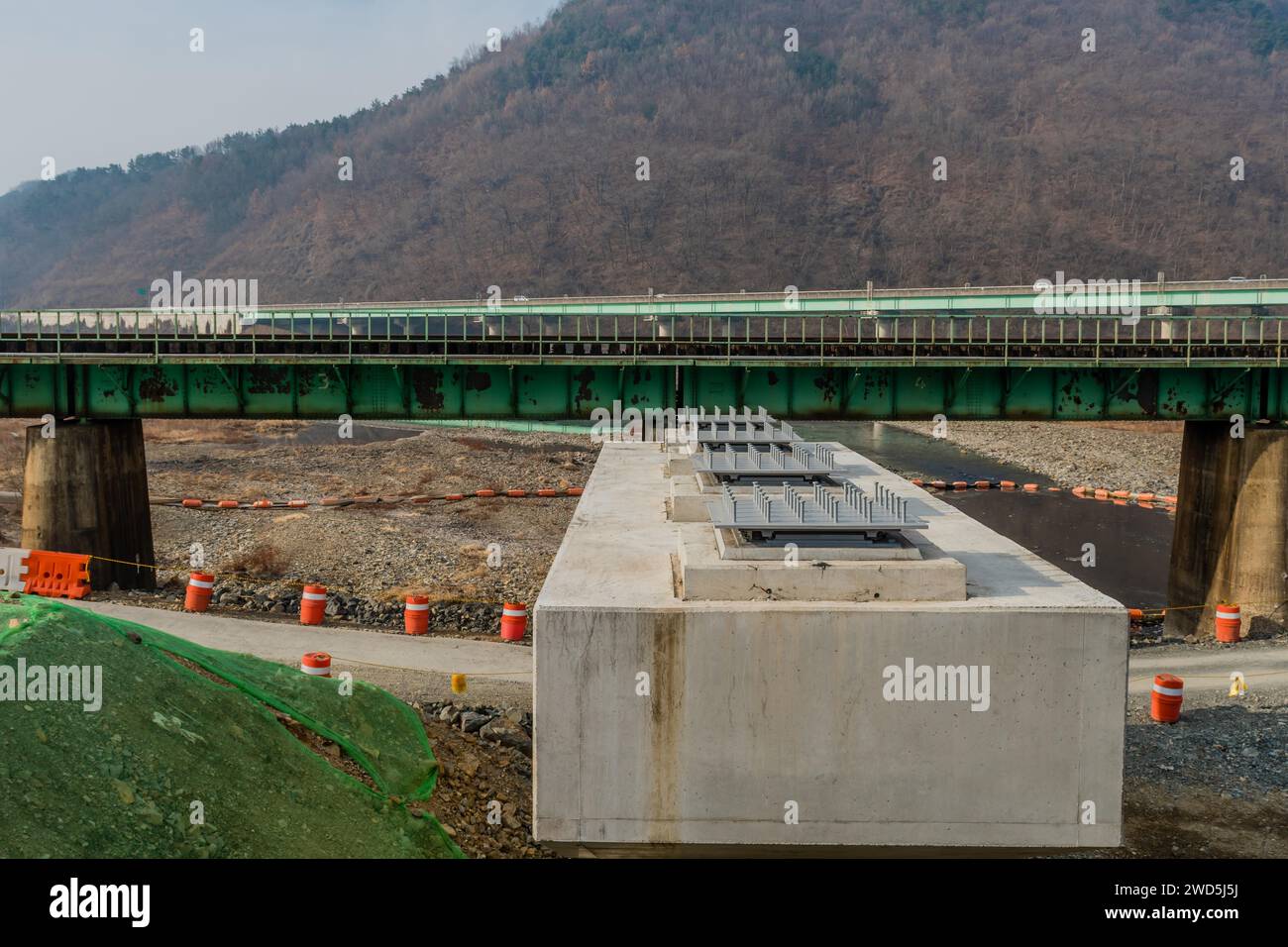 Stahlgrundplatten für Betonsäulen auf einer Brücke im Bau, Südkorea, Südkorea Stockfoto