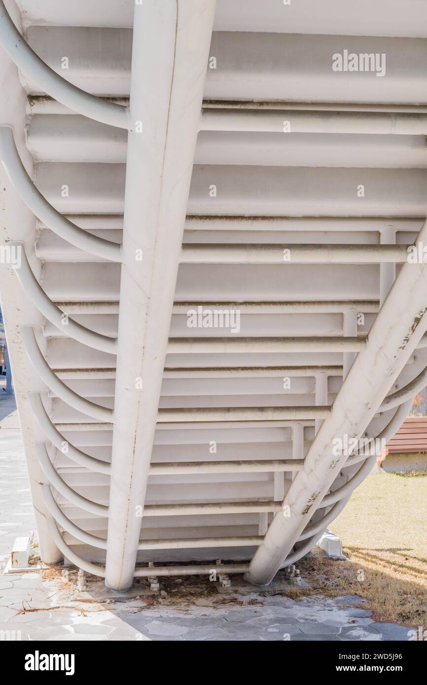 Unterseite der Metalltreppe von der Fußgängerüberführung im Stadtpark, Südkorea, Südkorea Stockfoto