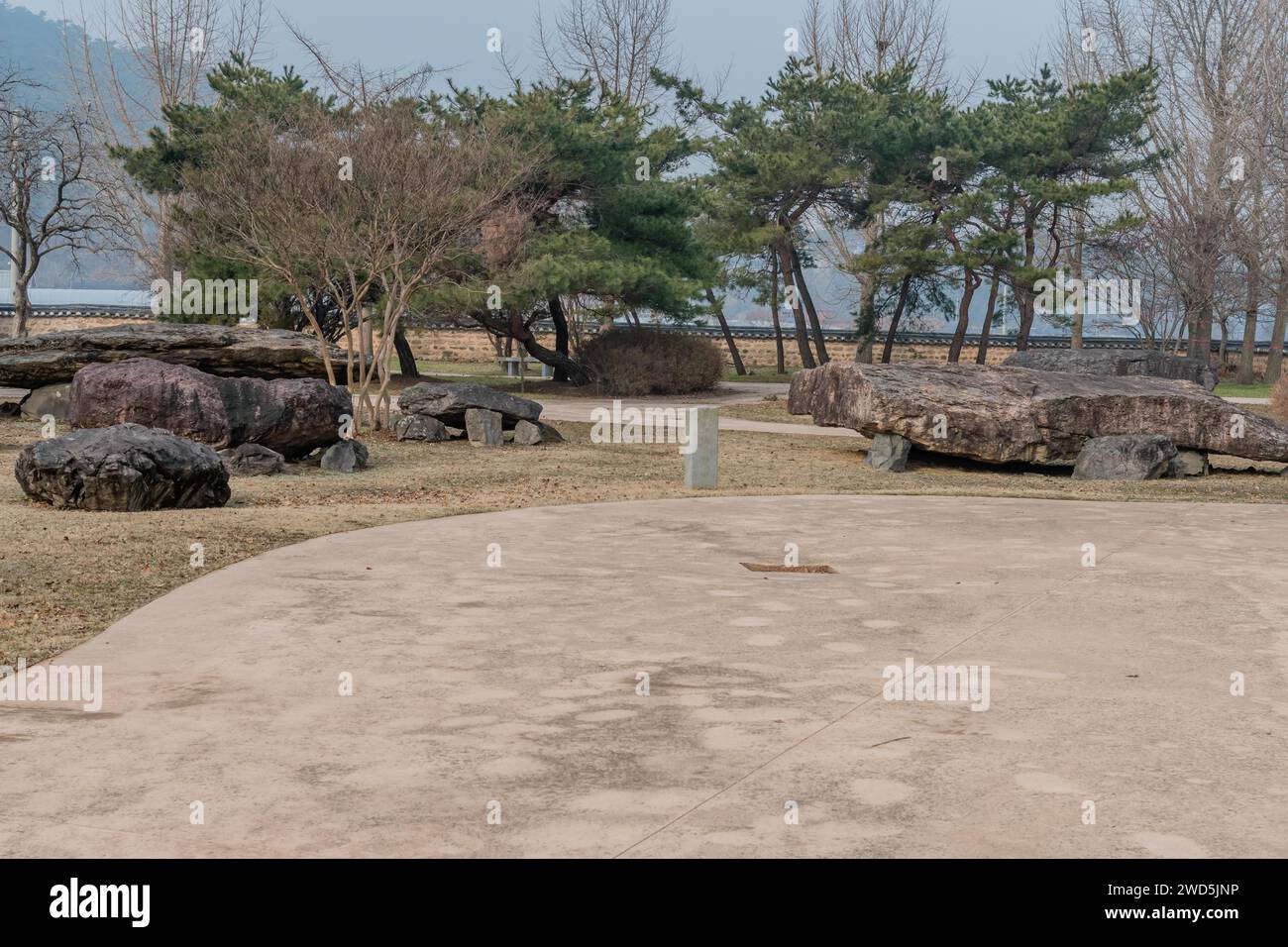 Standort mehrerer südländischer Dolmen. Dolmen eine Art Grabstätte, die während der Bronzezeit in Südkorea und Südkorea geschaffen wurde Stockfoto