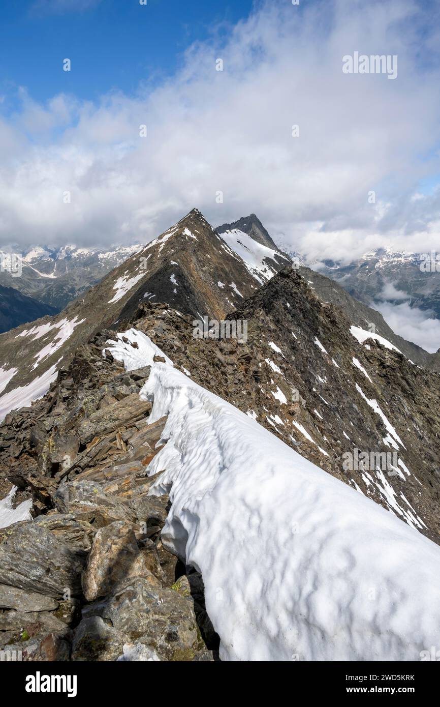 Felsiger Gipfel mit Schnee, Gipfel des Schoenbichler Horns, Berliner Hoehenweg, Zillertaler Alpen, Tirol, Österreich Stockfoto