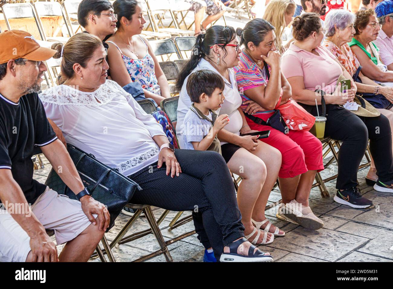 Merida Mexico, zentrales historisches Zentrum, öffentlicher Park Plaza Grande, wöchentliche Familienveranstaltungen, Mutter Vater Familie Junge Sohn Mann Männer Stockfoto