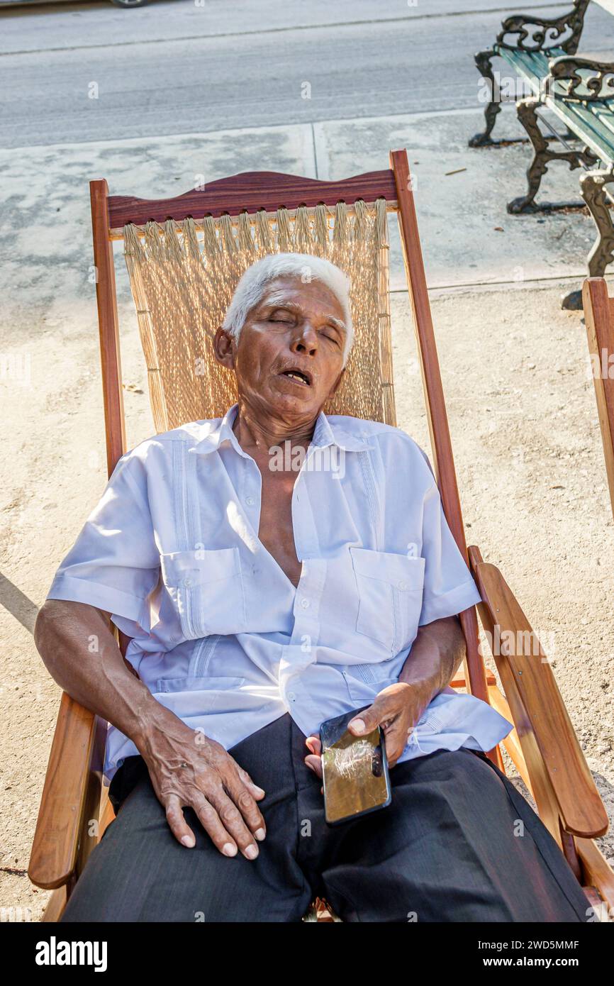 Merida Mexico, Centro Historico Central Historico Central Historico, Senior Mann schlafend Siesta, Schaukelstuhl, Mann Männer männlich, Erwachsene, Bewohner, Senior Stockfoto