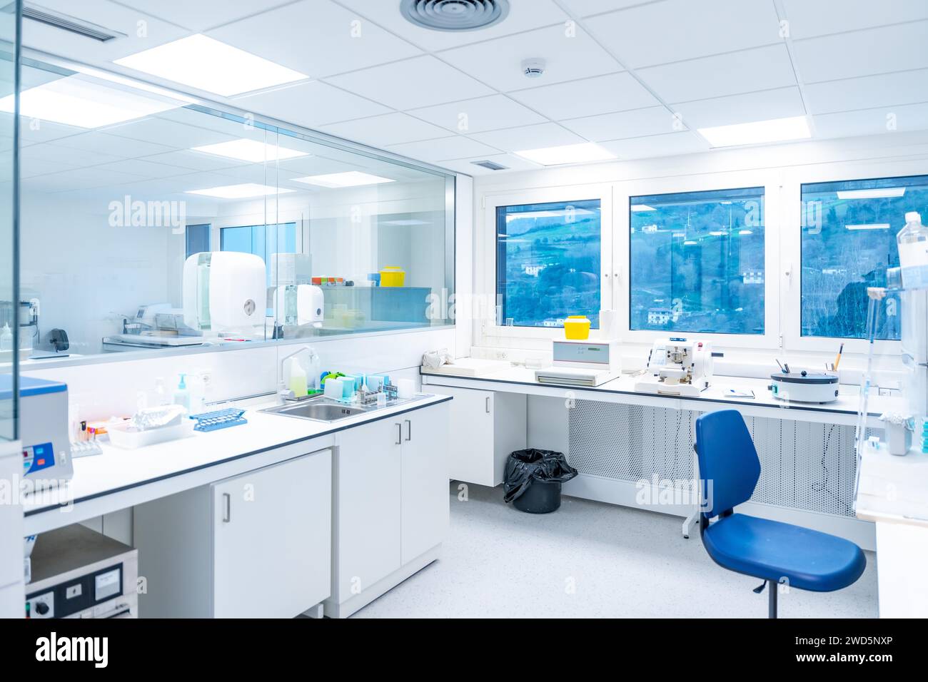 Das Innere einer modernen Laborforschung in einem Krankenhaus ohne Menschen Stockfoto