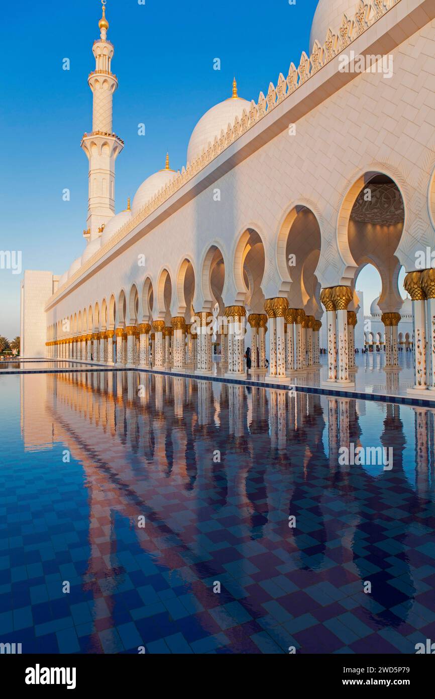 Reflexionen von Säulen und Bögen am Pool, Abu Dhabi, Vereinigte Arabische Emirate Stockfoto