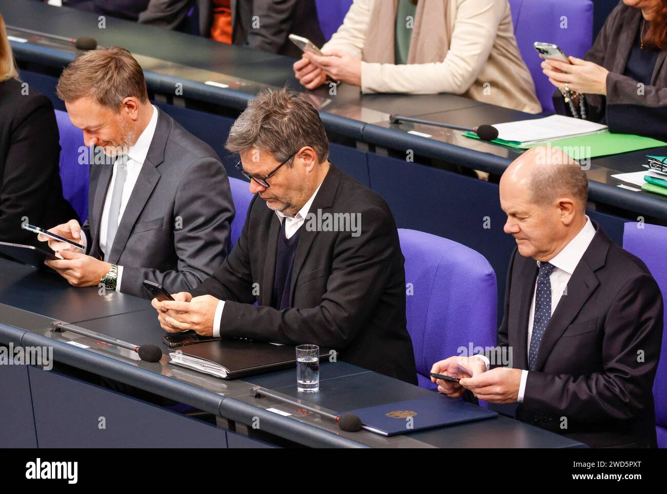 Bundeskanzler Olaf Scholz (rechts), Bundeswirtschaftsminister Robert Habeck (Mitte) und Bundesfinanzminister Christian Lindner schauen sich an Stockfoto