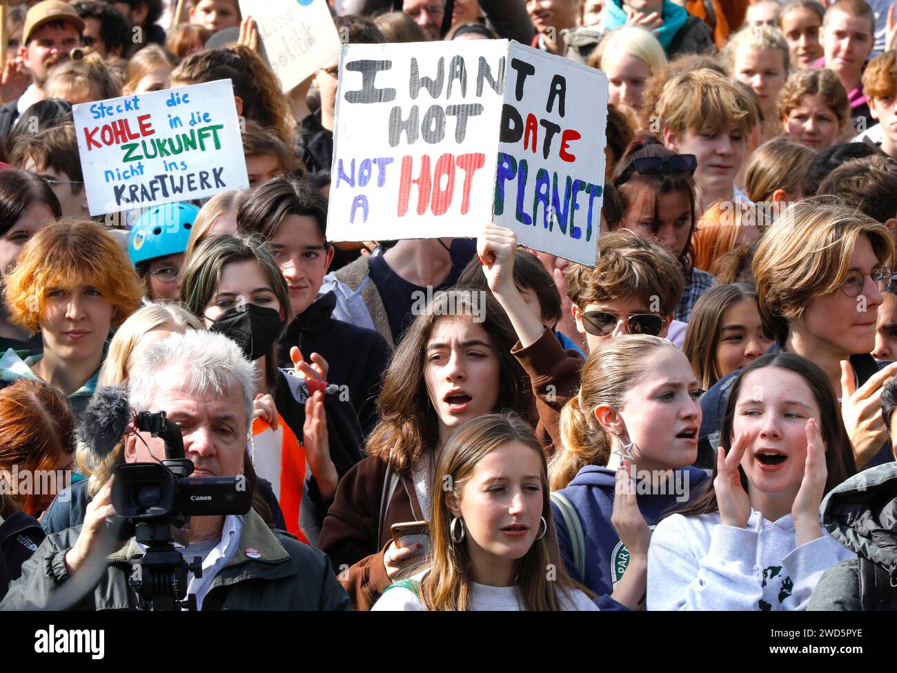 Freitage für zukünftige Demonstrationen und Aufruf zu einem globalen Klimaanschlag. Freitage für die Zukunft fordern auf allen Kontinenten und in Deutschland die Politiker Stockfoto