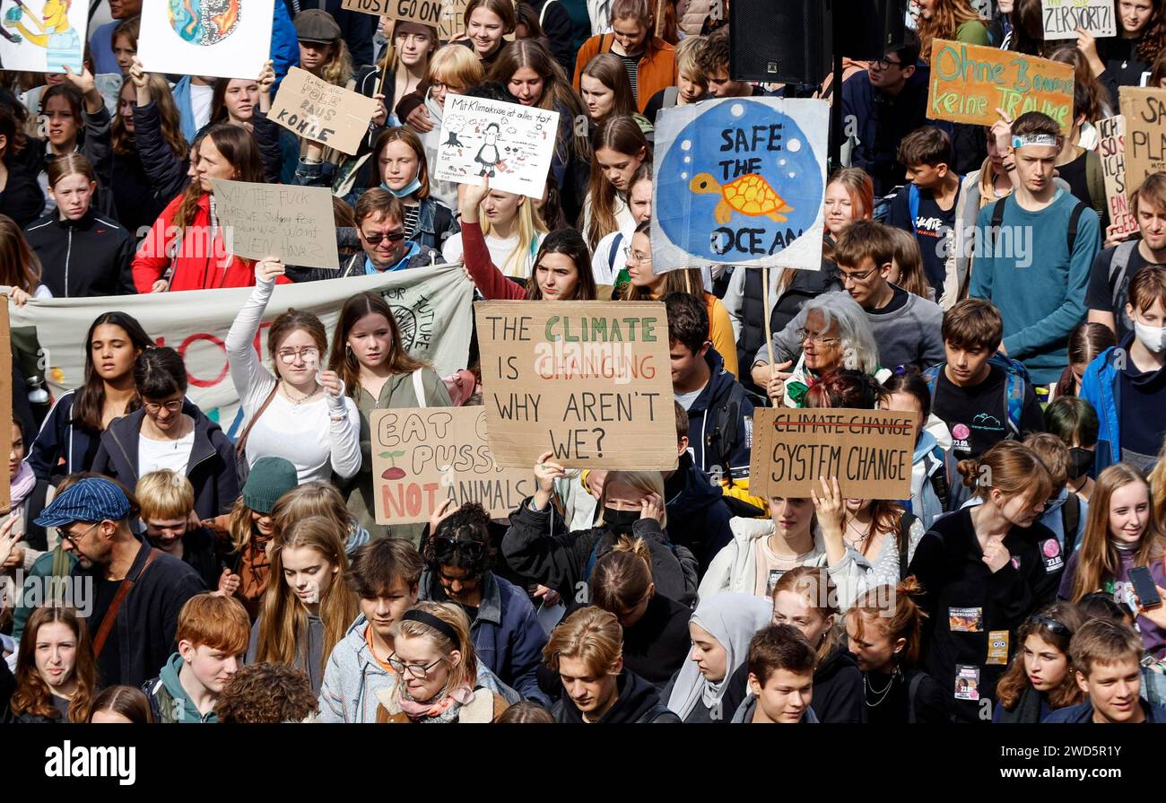 Freitage für zukünftige Demonstrationen und Aufruf zu einem globalen Klimaanschlag. Freitage für die Zukunft fordern auf allen Kontinenten und in Deutschland die Politiker Stockfoto
