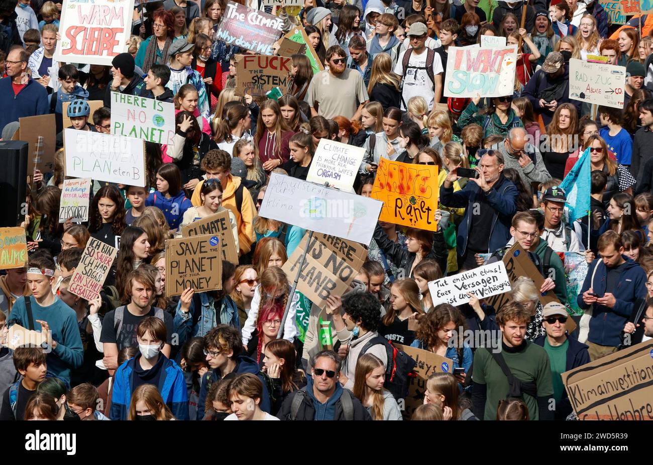 Freitage für zukünftige Demonstrationen und Aufruf zu einem globalen Klimaanschlag. Freitage für die Zukunft fordern auf allen Kontinenten und in Deutschland die Politiker Stockfoto