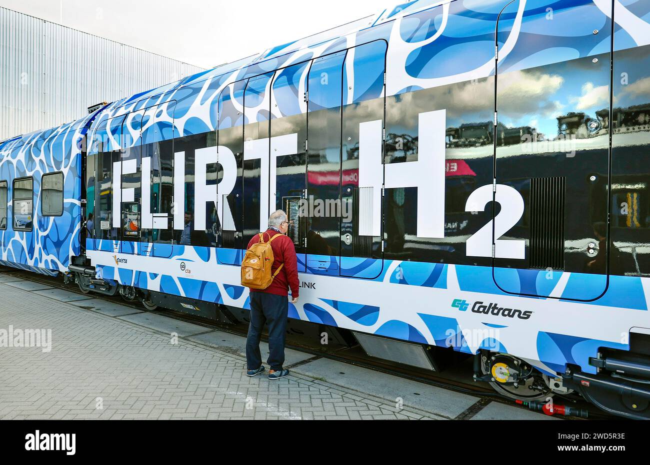Flirt H2 Wasserstoffzug auf der InnoTrans Messe. Der FLIRT H2-Zug von Stadler besteht aus zwei elektrisch betriebenen Endwagen und einem Power Stockfoto