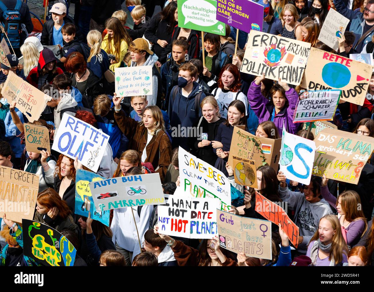 Freitage für zukünftige Demonstrationen und Aufruf zu einem globalen Klimaanschlag. Freitage für die Zukunft fordern auf allen Kontinenten und in Deutschland die Politiker Stockfoto