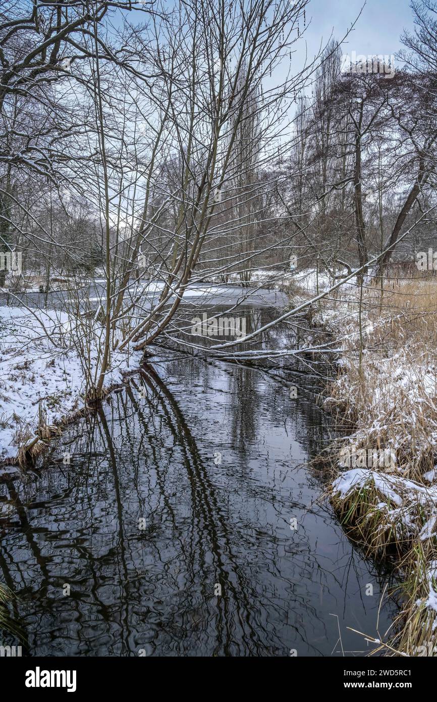 Wetter-Feature, Winter, Kanal in den Schlosspark Charlottenburg, Berlin, Deutschland Stockfoto