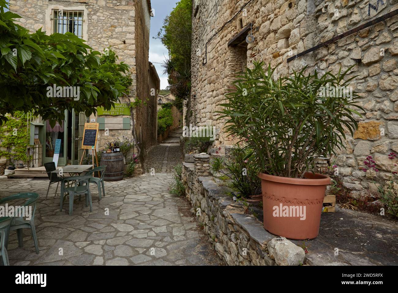 Restaurant in einem alten Steinhaus in La Roque-sur-Ceze, Departement Gard, Region Occitanie, Frankreich Stockfoto