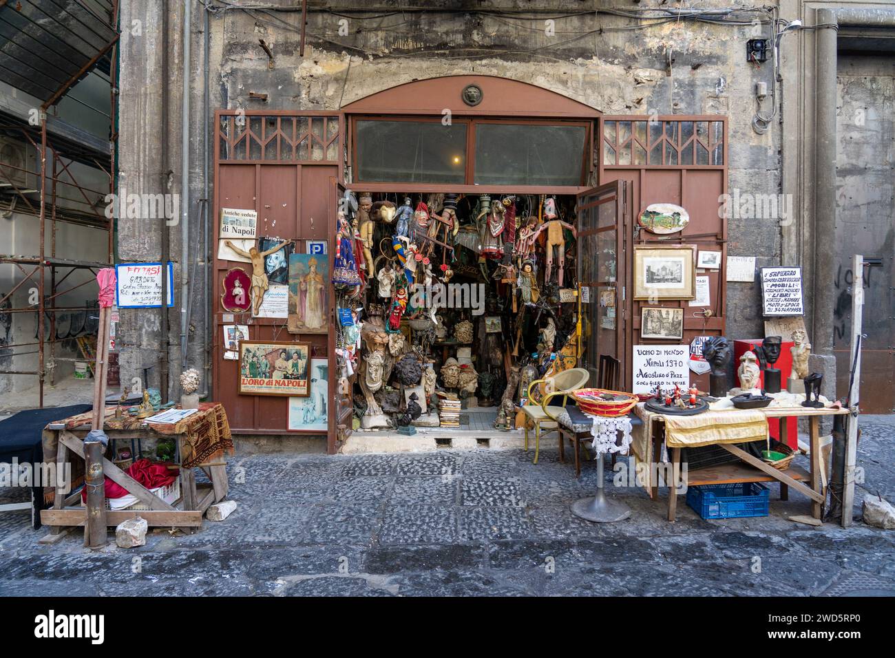 Skurriler Shop mit handgefertigten Produkten aus Masken und religiösen Gegenständen in Neapel-Italien. Stockfoto