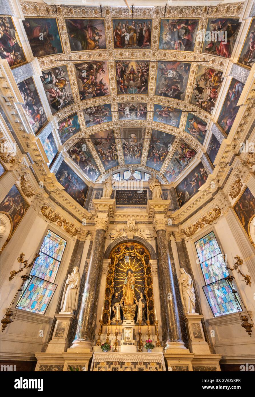 VICENZA, ITALIEN - 7. NOVEMBER 2023: Die Kapelle der Kirche Chiesa di Santa Corona mit Gemälden aus der Apokryphen des Neuen Testaments und dem Lied der Lieder Stockfoto