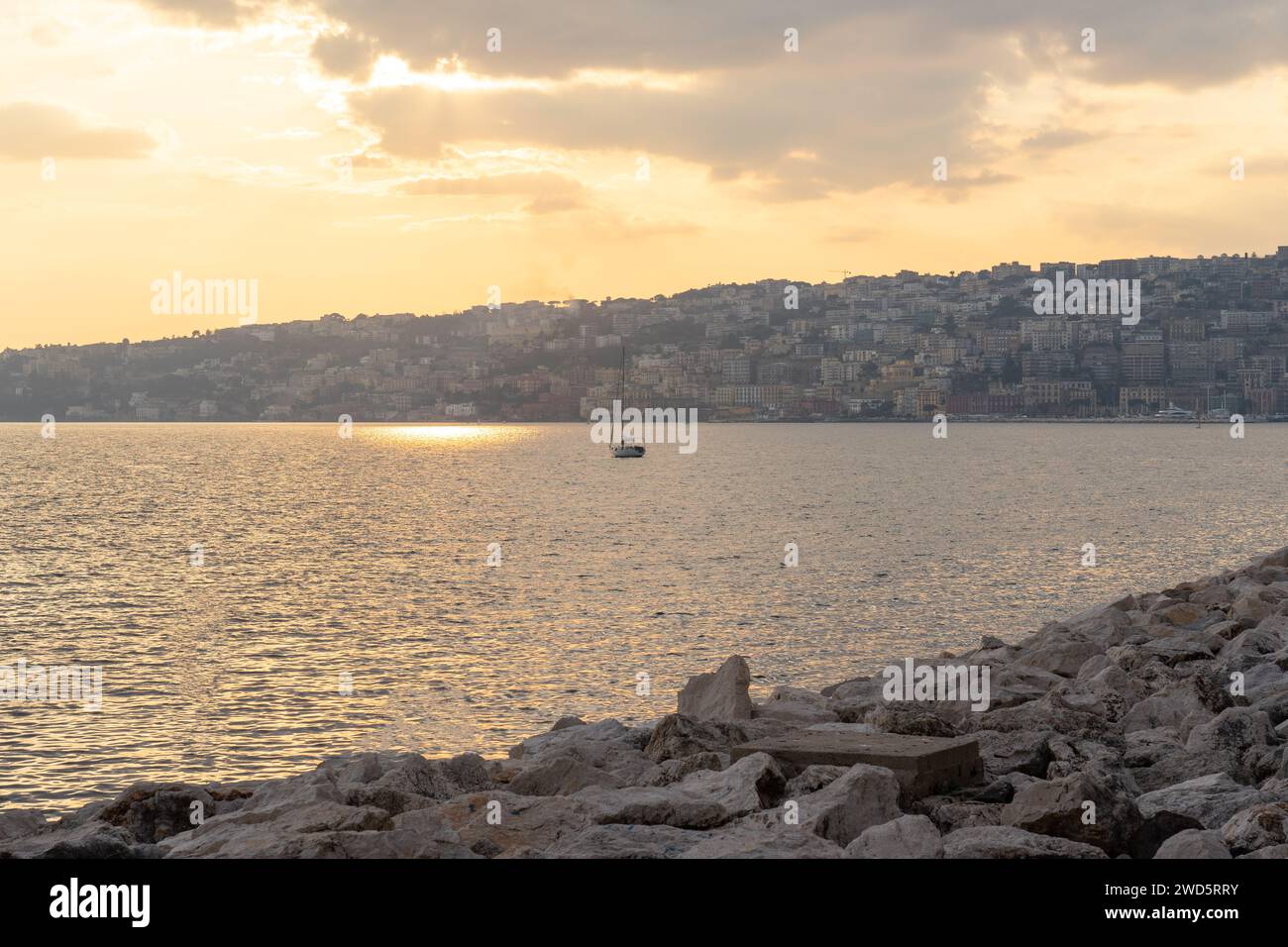 Blick am späten Nachmittag über das Tyrrhenische Meer von der Eierburg. Neapel-Italien Stockfoto