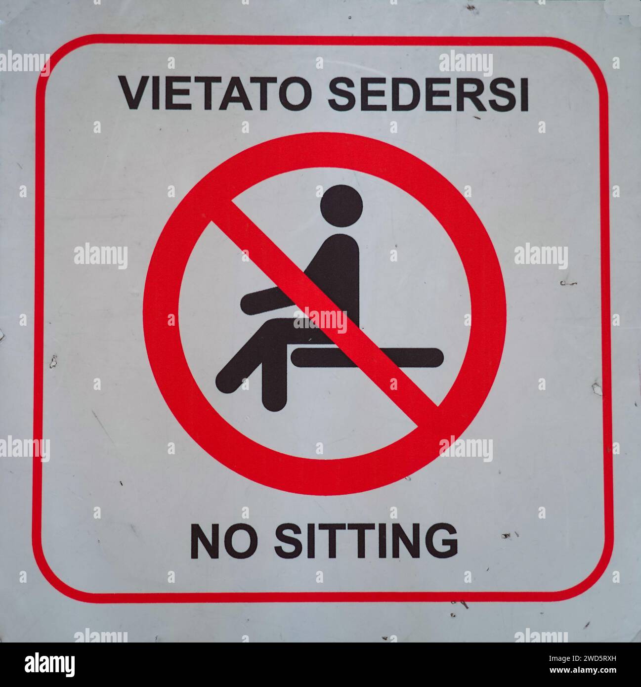 Sitzverbotsschild. Geschrieben in italienischer Sprache Stockfoto