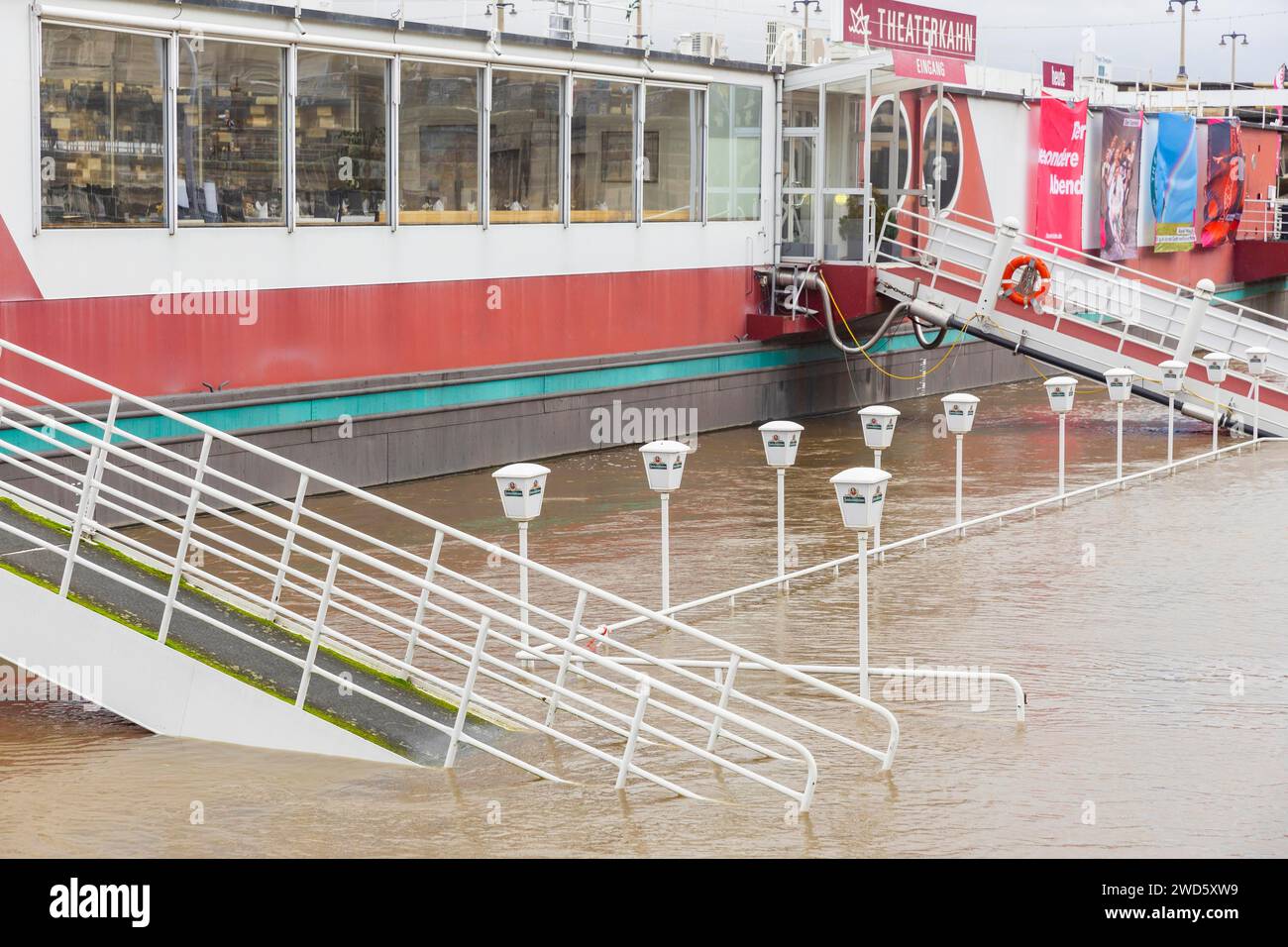 Aufgrund der starken Niederschläge in Form von Schnee und Regen wurde die Alarmstufe 3 an der Elbe in Dresden gemeldet. Der maximale Füllstand wird erwartet Stockfoto