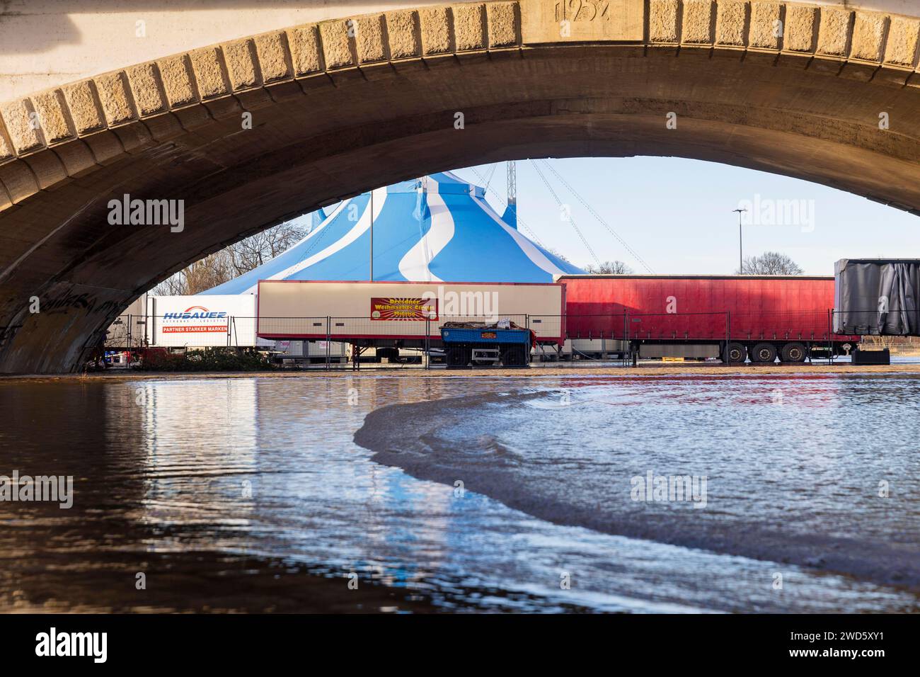 Aufgrund der starken Niederschläge in Form von Schnee und Regen wurde die Alarmstufe 3 an der Elbe in Dresden gemeldet. Die höchste Stufe wird erwartet Stockfoto