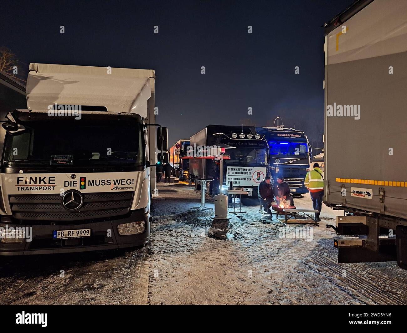 Berlin, Deutschland, 18.01.2024: Brandenburger Tor: Demo von Speditionsgewerbe: LKW-Fahrer stehen mit ihren Trucks neben einzelnen Bauern mit ihren Traktoren auf der Straße des 17. Juni und protestieren gegen die Ampel-Regierung, unter anderem konkret gegen Maut-Erhöhung und CO2-Steuer *** Berlin, Deutschland, 18 01 2024 Brandenburger Tor Demonstration der Lkw-Industrie stehen mit ihren Lkw neben einzelnen Bauern mit ihren Traktoren auf der Straße des 17. Juni und protestieren gegen die Ampelregierung, unter anderem speziell gegen Mauterhöhung und CO2-Steuer Copyright: x Stockfoto