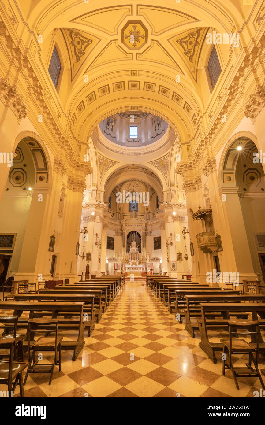 VICENZA, ITALIEN - 7. NOVEMBER 2023: Das Kirchenschiff der Barockkirche Chiesa di Santo Stefano. Stockfoto