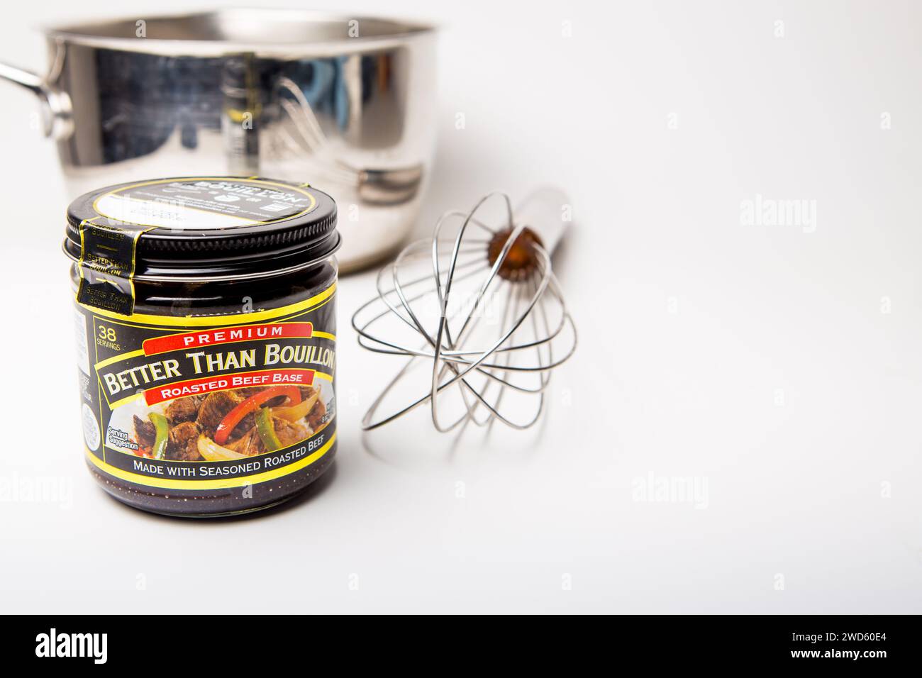 Besser als gebratene Rinderbasis mit Kochtopf und Handquirl. Stockfoto