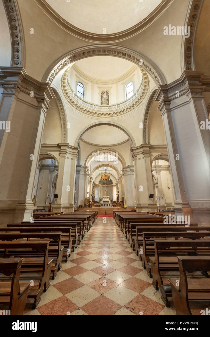 TREVISO, ITALIEN - 8. NOVEMBER 2023: Das Schiff der Kathedrale La Cattedrale di San Pietro Apostolo. Stockfoto