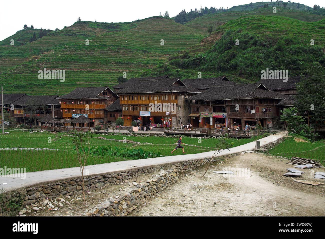 龙胜镇 (龙胜县) 中國 Longsheng, Dazhai Longji Ping'an Zhuang, China; große Holzgebäude in einem chinesischen Dorf; großes Holzgebäude in einem chinesischen Dorf Stockfoto