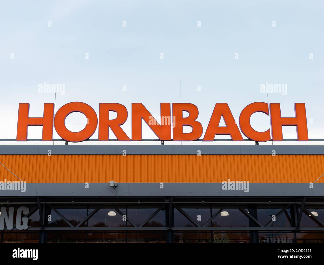 Hornbach-Logo-Schild des deutschen Eisenwarengeschäfts. Orangefarbenes Markenzeichen des Einzelhandels auf dem Dach. Kauf von Baumaterialien. Stockfoto