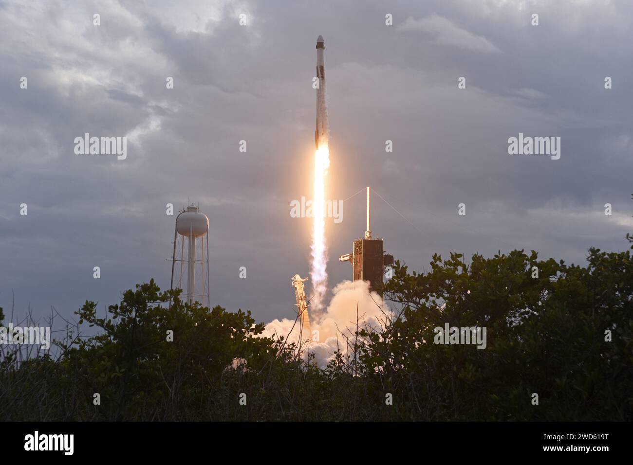 Eine SpaceX Falcon 9-Rakete startet am Donnerstag, den 18. Januar 2024, um 16:49 Uhr vom Launch Complex 39A im Kennedy Space Center in Florida die internationale Crew auf der Axiom 3-Mission. Foto: Joe Marino/UPI Credit: UPI/Alamy Live News Stockfoto