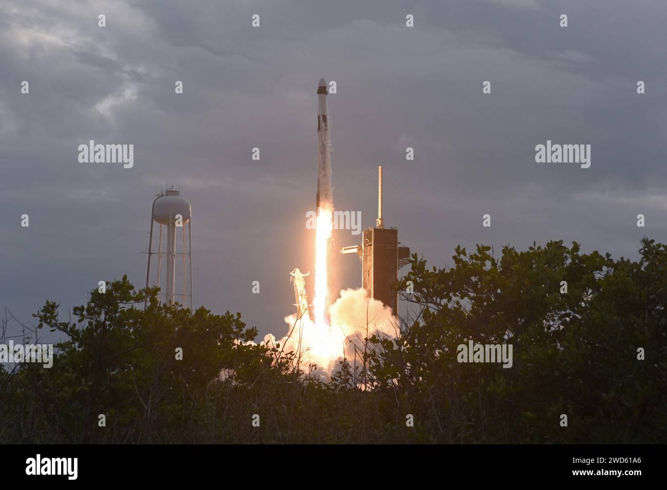 Eine SpaceX Falcon 9-Rakete startet am Donnerstag, den 18. Januar 2024, um 16:49 Uhr vom Launch Complex 39A im Kennedy Space Center in Florida die internationale Crew auf der Axiom 3-Mission. Foto: Joe Marino/UPI Credit: UPI/Alamy Live News Stockfoto