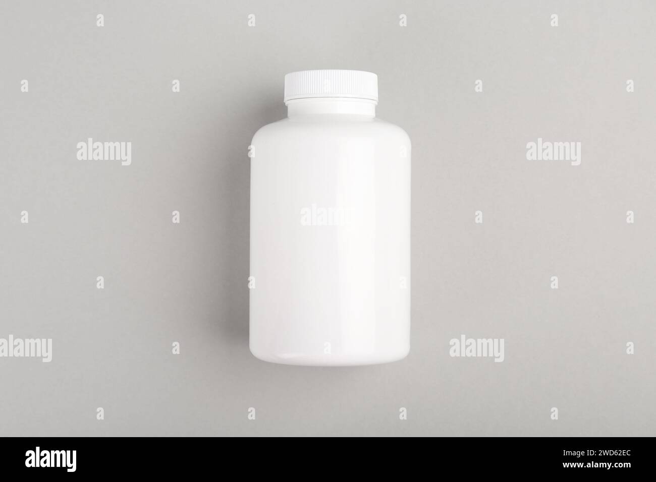 Leere weiße Pillenflasche auf hellgrauem Hintergrund, Draufsicht Stockfoto