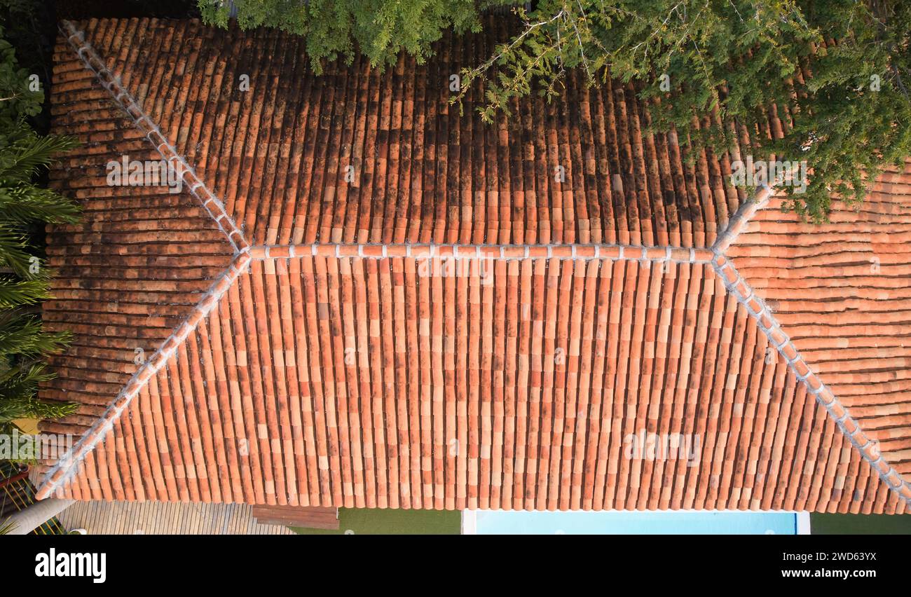 Rote Fliesen auf dem Dach über der Drone mit Baumzweig Stockfoto