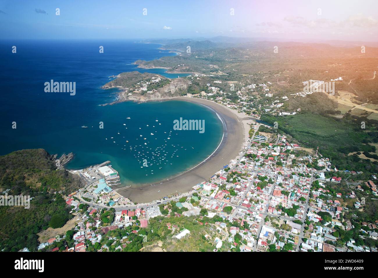 Blick aus der Vogelperspektive auf die Küste von San Juan Del Sur mit Hügeln und Stränden Stockfoto
