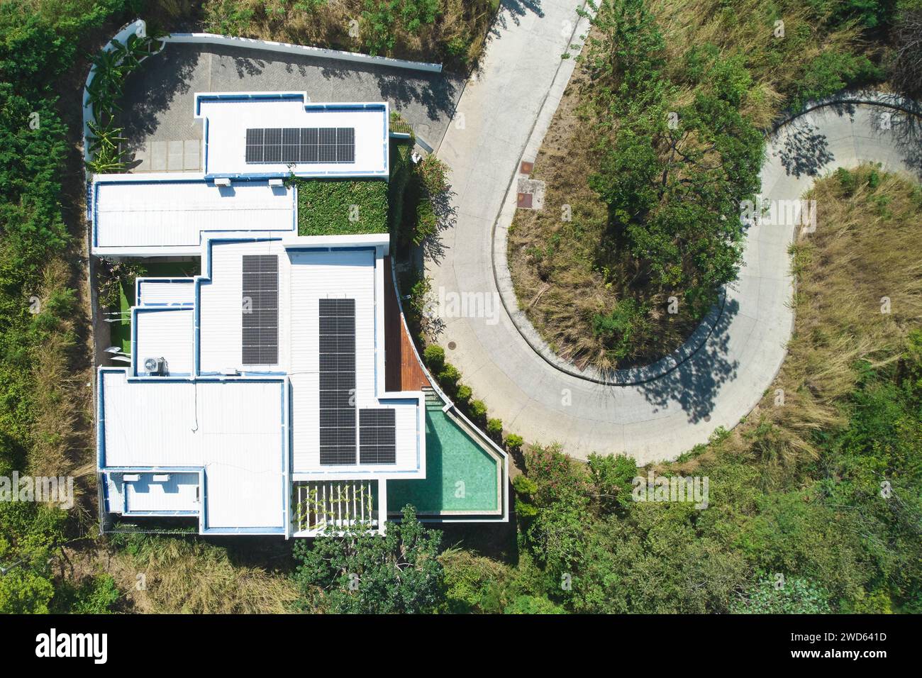 Dach des Hauses mit Sonnenkollektoren und Pool über der Drone Blick Stockfoto