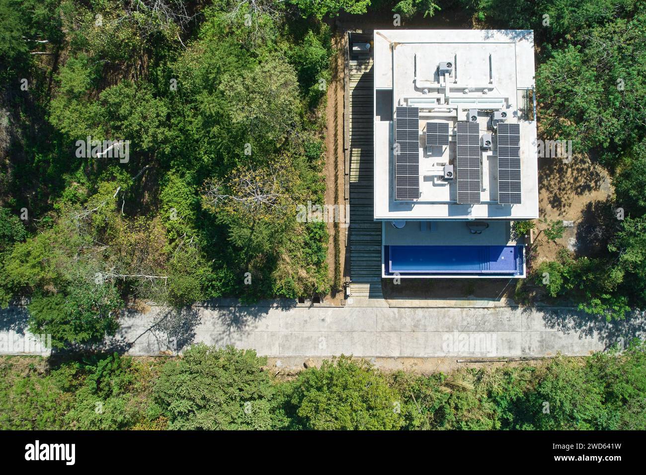 Modernes Haus mit Sonnenkollektoren und Swimmingpool über der Spitze mit Blick aus der Luft Stockfoto