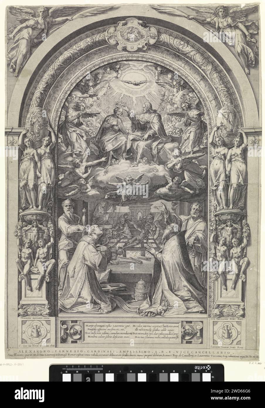 Krönung Mariens mit den Heiligen Laurentius, Paulus, Petrus und Sixtus, Cornelis Cort, nach Federico Zuccaro, 1576 Druck Maria sitzt neben Gott, dem Vater im Himmel und wird von ihm gekrönt. Über ihr der Heilige Geist in Form einer Taube und des Engelchors. Unten die Heiligen Paul, Laurentius, Sixtus und Peter für den Eingang der Hölle. Das ganze in einem bogenförmigen architektonischen Rahmen mit Engeln. Unter der Show in einer Kartusche eine lateinische Strophe. Rom-Papierstich mit Krönung Mariens durch Gott Vater. Der Märtyrer und Diakon Laurence von Rom; mögliche Attribute: Buch, Räuchergefäß, Kreuz, dalmatisch, Gridiron, PA Stockfoto