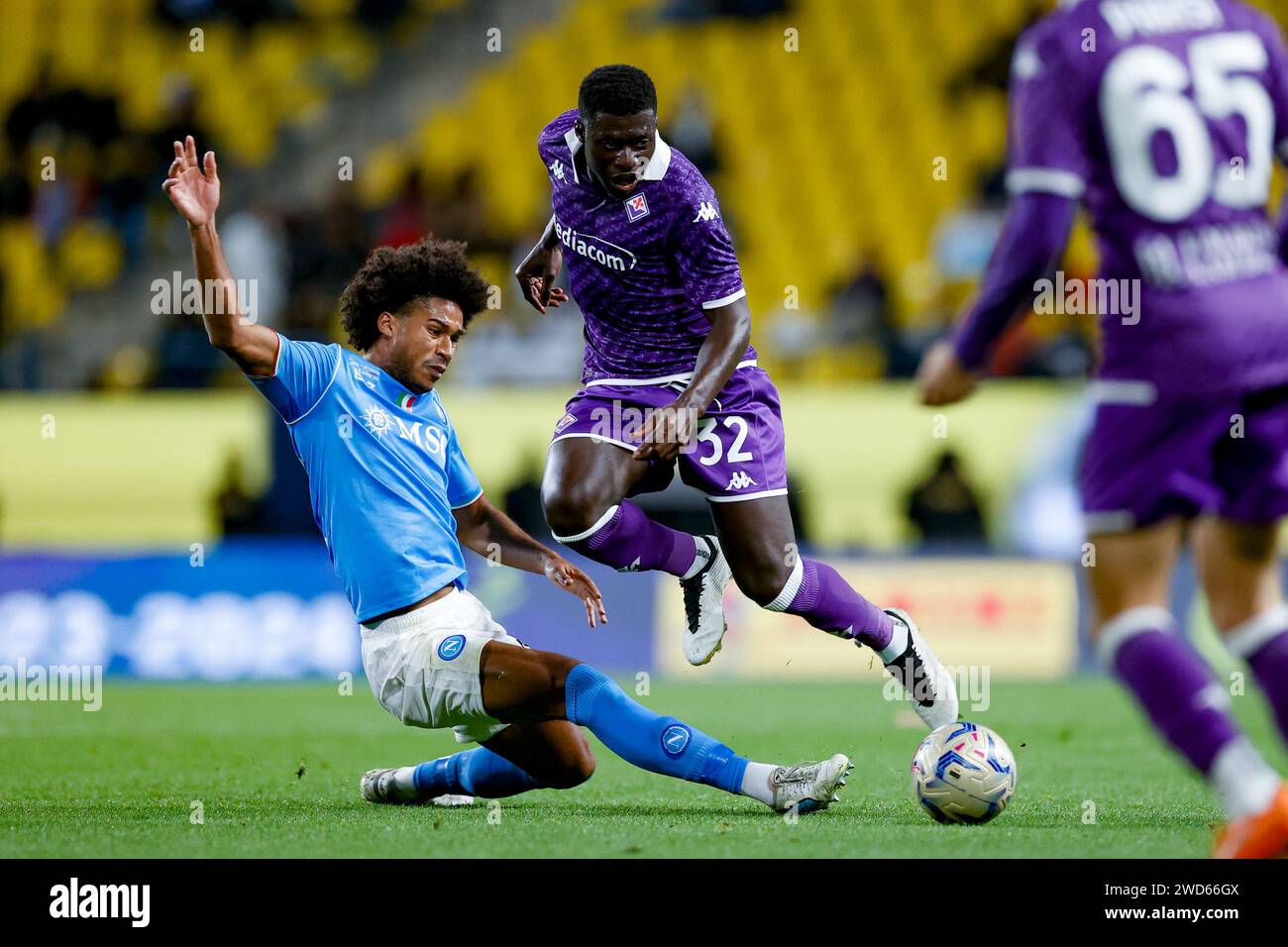 Riad. Januar 2024. Napolys Jens Cajuste (L) streitet mit Alfred Duncan im Halbfinale des italienischen Superpokals in Riad, Saudi-Arabien, am 18. Januar 2024. Quelle: Xinhua/Alamy Live News Stockfoto