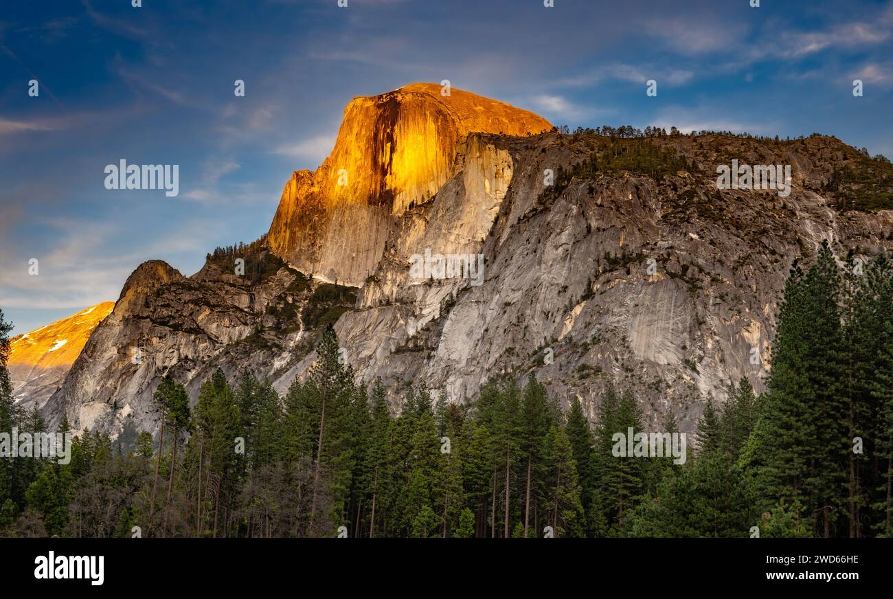 Yosemite National Park, Half Dome bei Golden Hour Stockfoto
