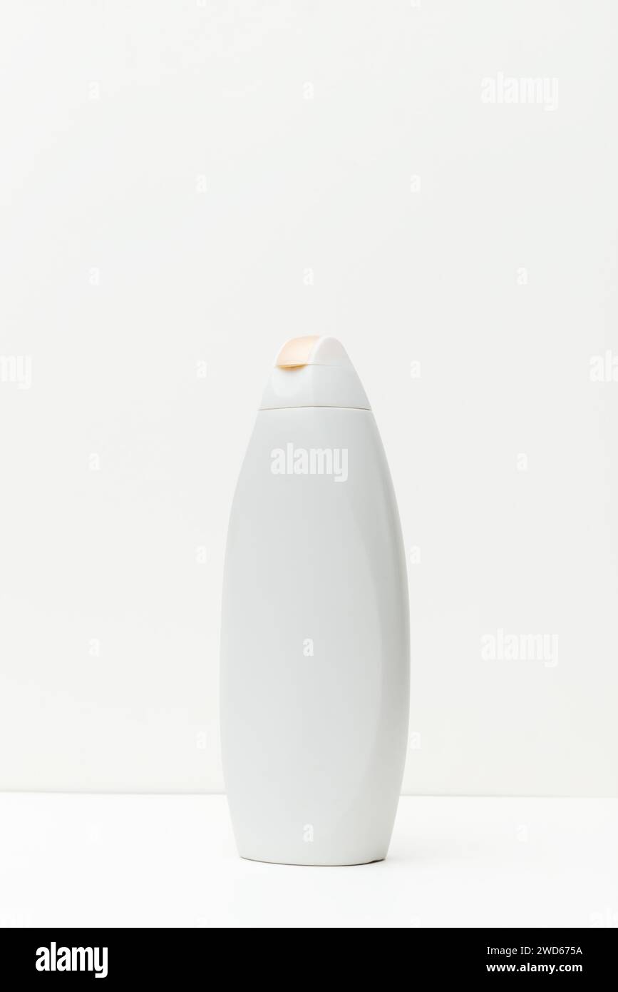 Weiße, ungebrandete Plastik-Shampoo-Creme-Conditioner-Flasche isolierter Gegenstand, der den frontalen Seitenwinkel vorstellt Stockfoto