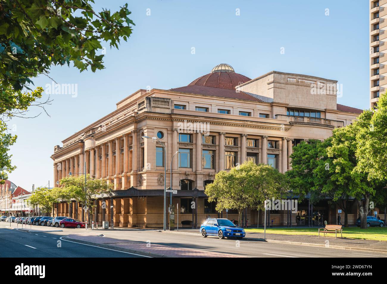 Adelaide, Australien - 19. Dezember 2020: Sir Samuel Way Courts Building als Hauptsitz des District Court of South Australia am Victoria Square V. Stockfoto
