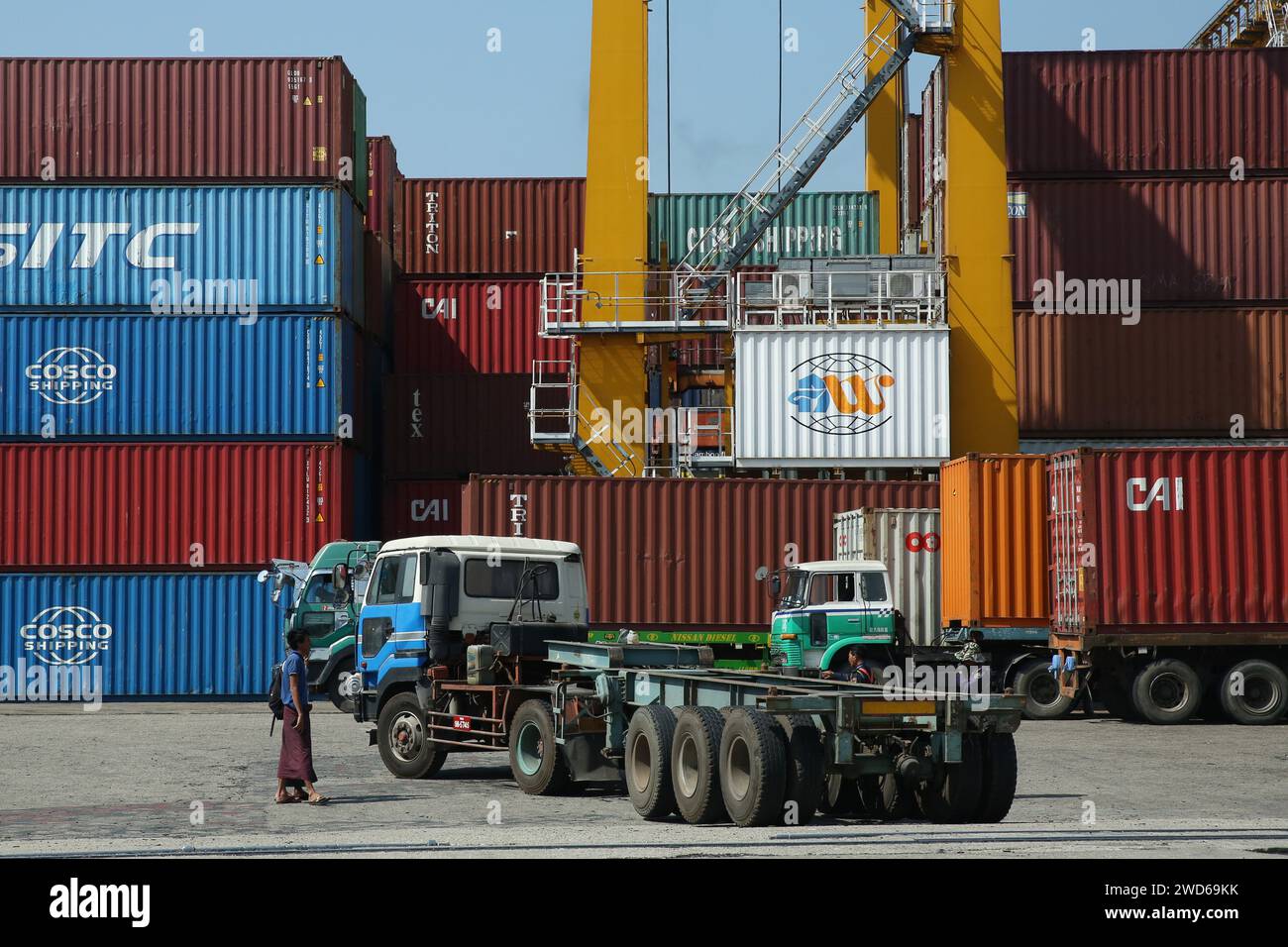 Yangon. Januar 2024. Dieses Foto vom 18. Januar 2024 zeigt einen Blick auf einen Hafen in Yangon, Myanmar. Myanmar hat mit seinen Exporten in über neun Monaten des Finanzjahres 2023-24 bis März über 10,91 Milliarden US-Dollar verdient, so das Handelsministerium von Myanmar am Mittwoch. Quelle: Myo Kyaw Soe/Xinhua/Alamy Live News Stockfoto