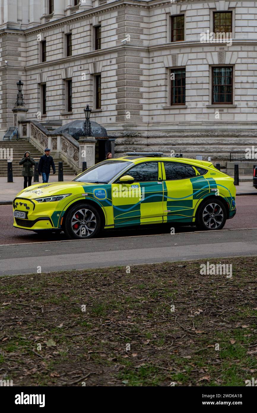 London, Vereinigtes Königreich 17. Januar 2024: London Ambulance Service, Electric Fast Response Unit on Standby at Horse Guards. Stockfoto