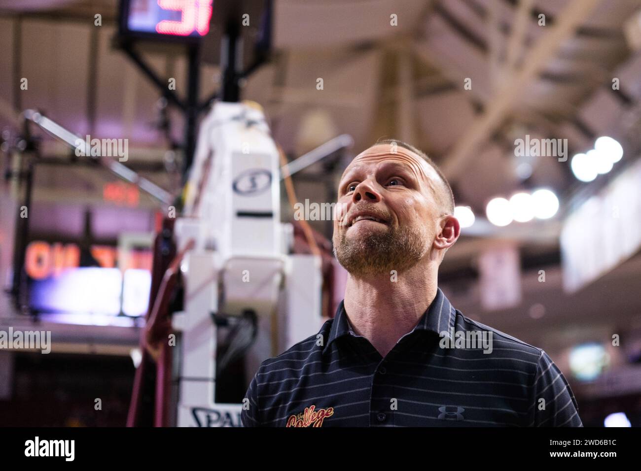 Charleston, South Carolina, USA. Januar 2024. Pat Kelsey, Cheftrainer von Charleston Cougars, ruft vor dem Spiel gegen die Towson Tigers in die Studentenabteilung in der TD Arena (Foto: © Maxwell Vittorio/ZUMA Press Wire) NUR REDAKTIONELLE VERWENDUNG! Nicht für kommerzielle ZWECKE! Stockfoto