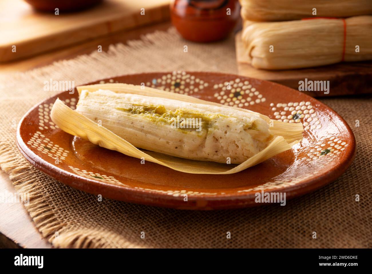 Tamale. Typisch für Mexiko und einige lateinamerikanische Länder. Maisteig in Maisblätter gewickelt. Die Tamales werden gedämpft. Stockfoto