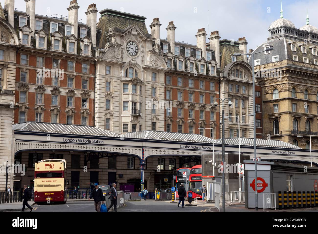Elegantes Äußere des Victoria Railway Station im Zentrum von London. Die Bushaltestelle befindet sich im Vordergrund. Stockfoto